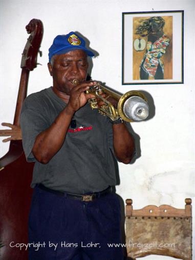 2004 Cuba, Santiago de Cuba, Patio de la Trova, DSC01279 B_B720